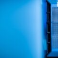 Server data center melambangkan kontrol keamanan informasi ISO 27001:2022
