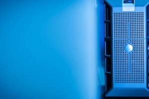 Server data center melambangkan kontrol keamanan informasi ISO 27001:2022