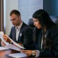 Dua profesional meninjau dokumen audit