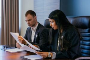 Dua profesional meninjau dokumen audit