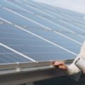 Insinyur memeriksa panel surya untuk efisiensi energi