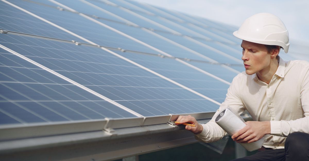 Auditor memeriksa data kinerja energi di lapangan