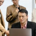 Tim meninjau checklist kesiapan sebelum audit ISO 27001:2022