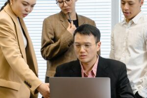 Tim meninjau checklist kesiapan sebelum audit ISO 27001:2022