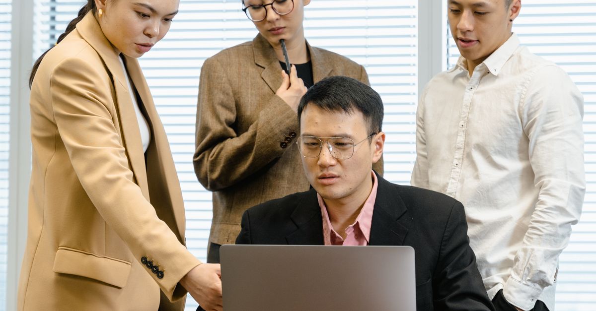 Tim meninjau checklist kesiapan sebelum audit ISO 27001:2022