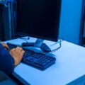 Teknisi memantau sistem smart monitoring untuk digitalisasi facility management