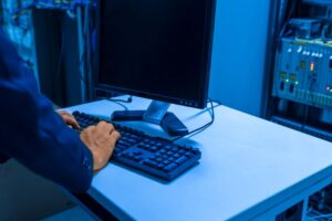 Teknisi memantau sistem smart monitoring untuk digitalisasi facility management