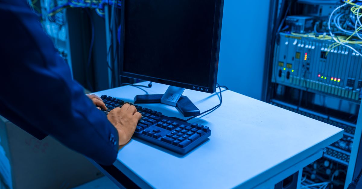 Teknisi memantau sistem smart monitoring untuk digitalisasi facility management
