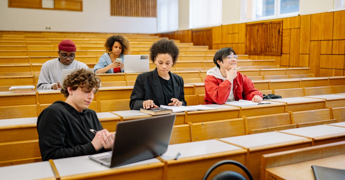 Kelompok mahasiswa belajar bersama dengan laptop sebagai simbol evaluasi kinerja dan peningkatan berkelanjutan ISO 21001