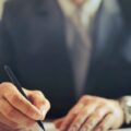 Penandatanganan dokumen bisnis - simbol standar kualitas ISO 9001