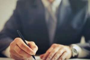 Penandatanganan dokumen bisnis - simbol standar kualitas ISO 9001