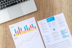 Dokumen analisis dan laptop di meja kerja sebagai ilustrasi gap analysis ISO 41001