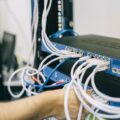 Teknisi merawat infrastruktur sebagai bagian dari support dan operation facility management