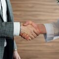 Jabat tangan bisnis - simbol komitmen anti penyuapan dalam ISO 37001:2025