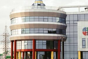 Gedung perkantoran modern - simbol sistem manajemen fasilitas ISO 41001