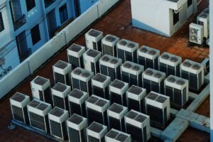Kipas sistem HVAC di atap gedung sebagai ilustrasi efisiensi energi dan aksi iklim facility management