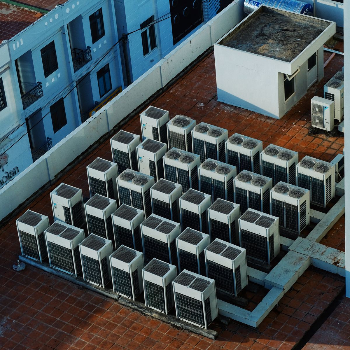 Sistem HVAC di atap gedung sebagai ilustrasi aksi iklim facility management