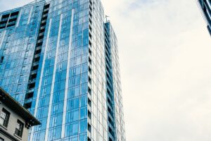 Gedung perkantoran modern di kota sebagai ilustrasi pengelolaan properti ISO 41001