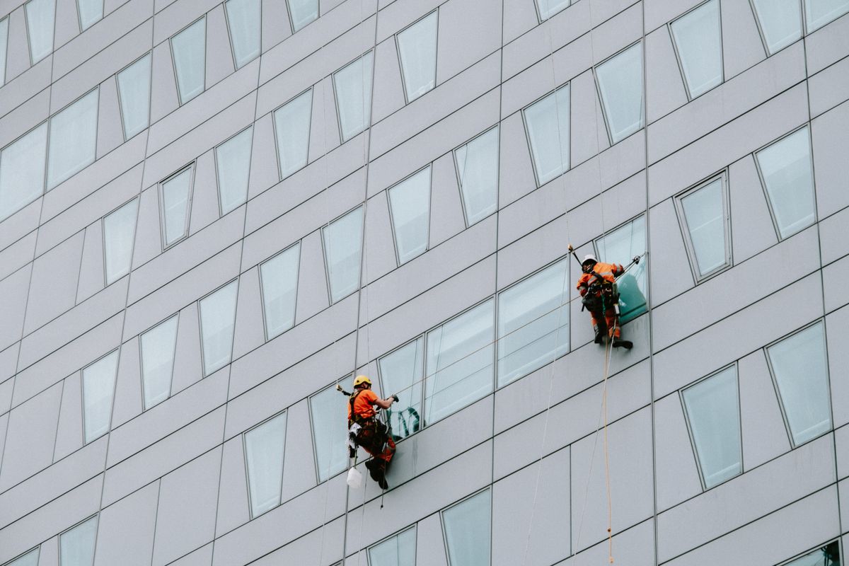 Pemeliharaan fasad gedung modern sebagai ilustrasi facility management hotel
