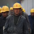 Pekerja dengan helm keselamatan - simbol ISO 45001 K3