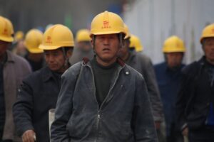 Pekerja dengan helm keselamatan - simbol ISO 45001 K3