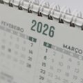 Kalender meja bertuliskan tahun 2026 sebagai simbol jadwal publikasi dan transisi ISO 9001:2026