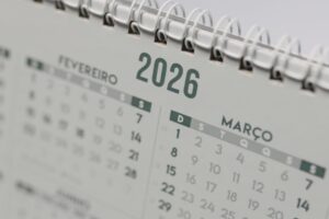 Kalender meja bertuliskan tahun 2026 sebagai simbol jadwal publikasi dan transisi ISO 9001:2026