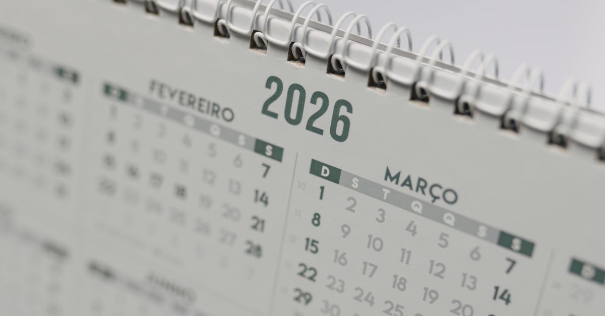 Kalender meja bertuliskan tahun 2026 sebagai simbol jadwal publikasi dan transisi ISO 9001:2026
