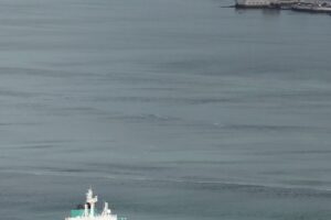 Pemandangan udara kapal kontainer di pelabuhan sebagai simbol kepatuhan dan sertifikasi MLC 2006