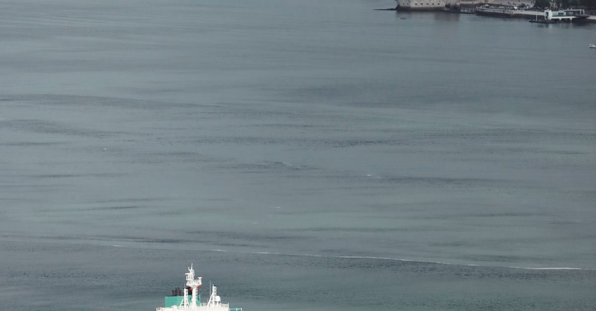 Pemandangan udara kapal kontainer di pelabuhan sebagai simbol kepatuhan dan sertifikasi MLC 2006