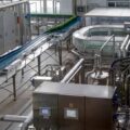Lini pembotolan minuman otomatis sebagai simbol ketertelusuran produk dan pengendalian mutu ISO 22001