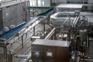 Lini pembotolan minuman otomatis sebagai simbol ketertelusuran produk dan pengendalian mutu ISO 22001