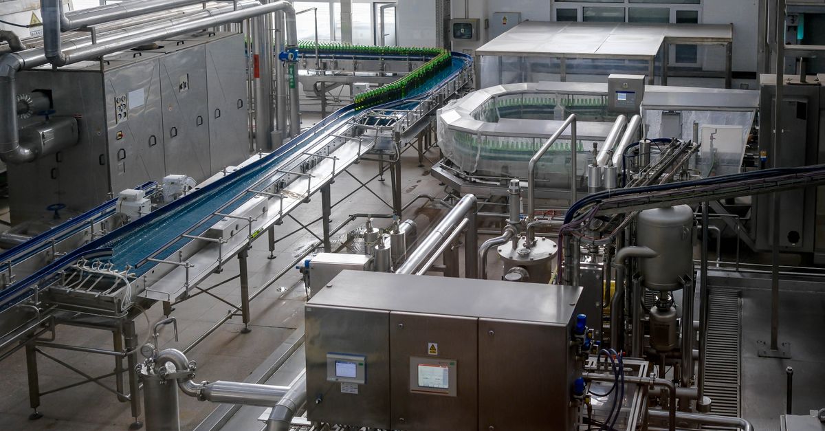 Lini pembotolan minuman otomatis sebagai simbol ketertelusuran produk dan pengendalian mutu ISO 22001