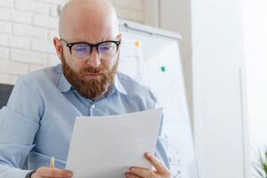 Auditor meninjau dokumen sistem manajemen