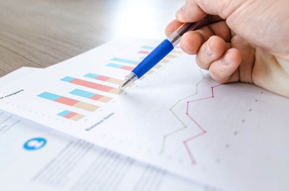 Grafik dan laporan kinerja sebagai ilustrasi KPI facility management