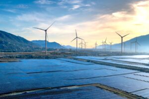 Panel surya dan energi terbarukan melambangkan sistem manajemen lingkungan ISO 14001