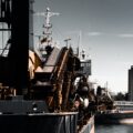 Kapal kargo bersandar di pelabuhan saat senja sebagai simbol konvensi ketenagakerjaan maritim MLC 2006