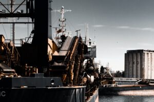 Kapal kargo bersandar di pelabuhan saat senja sebagai simbol konvensi ketenagakerjaan maritim MLC 2006