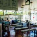 Interior fasilitas produksi pangan modern dengan lini pengolahan sebagai simbol sistem manajemen keamanan pangan ISO 22001