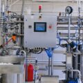 Mesin industri di fasilitas produksi
