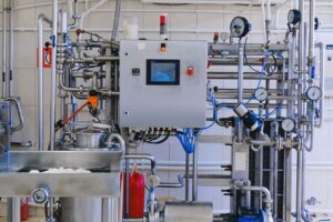 Mesin industri di fasilitas produksi
