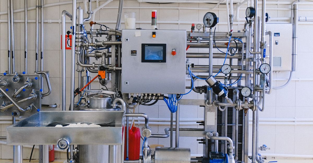 Tim teknisi memeriksa mesin industri untuk efisiensi energi