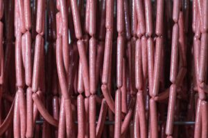 Produk olahan daging di ruang penyimpanan dingin sebagai simbol pengendalian operasional dan HACCP ISO 22001