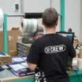 Pekerja memeriksa proses operasional dan produksi