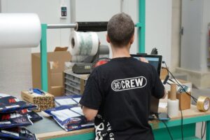 Pekerja memeriksa proses operasional dan produksi