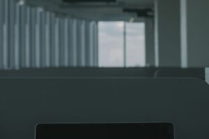 Laptop dengan tampilan keamanan siber terkait transisi ISO 27001:2022