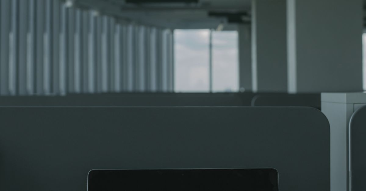 Laptop dengan tampilan keamanan siber terkait transisi ISO 27001:2022