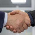 Jabat tangan bisnis melambangkan integritas dan kepercayaan