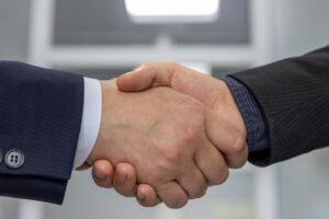 Jabat tangan bisnis melambangkan integritas dan kepercayaan
