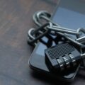 Smartphone dengan gembok sebagai simbol keamanan data